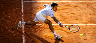 法国网球公开赛红土赛场，球员滑步救球