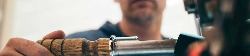 中国男子篮球职业联赛CBA赛场，球员组织进攻