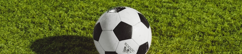 欧洲冠军联赛决赛场景，球员在绿茵场上激烈拼抢