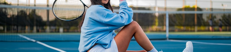 澳大利亚网球公开赛硬地赛场，球员在阳光下比赛