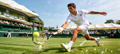 温布尔登网球锦标赛草地赛场，球员正手击球